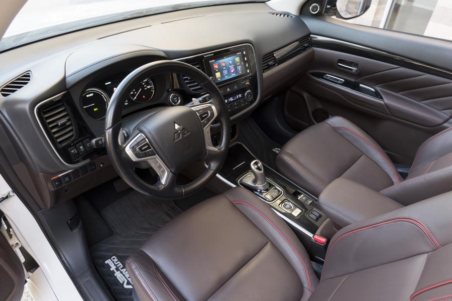Интерьер Mitsubishi Outlander GT PHEV Exterior Package 2017 года  (NA) (фото 11 из 15)